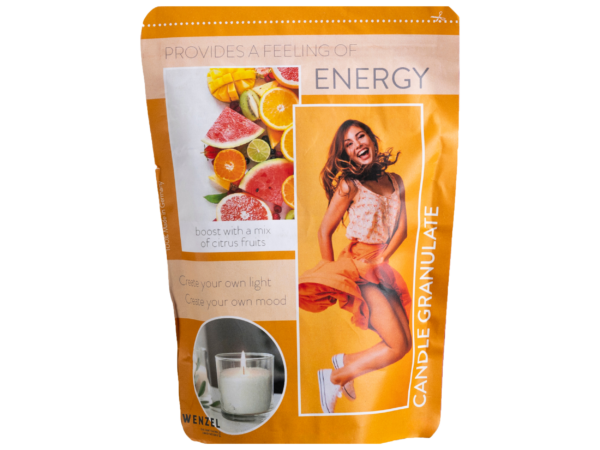 WENZEL Kerzengranulat 400 g Energy mit 4 Dochten, Kerzengranulat Energy 400g von WENZEL für DIY Kerzen, WENZEL Duft Kerzengranulat 400 g Energy zum Kerzen selber machen, Kerzengranulat 400 g Energy Set inklusive Docht und Halter, Detailaufnahme WENZEL Kerzengranulat Energy Wachsgranulat Struktur, DIY Kerzen im Glas mit WENZEL Kerzengranulat 400 g Energy, Kerzenzubehör WENZEL Kerzengranulat Energy 400g
