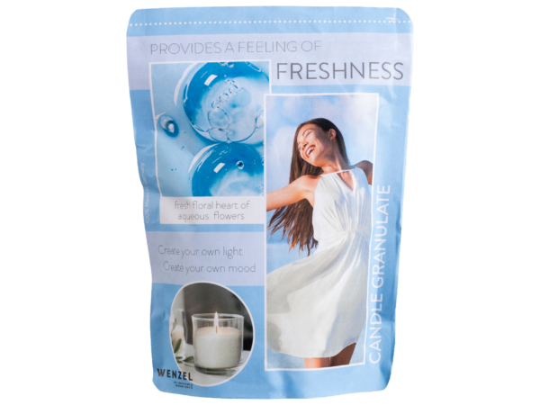 WENZEL Kerzengranulat 400 g Freshness mit 4 Dochten, Kerzengranulat Freshness 400g von WENZEL für DIY Kerzen, WENZEL Duft Kerzengranulat 400 g Freshness zum Kerzen selber machen, Kerzengranulat 400 g Freshness Set inklusive Docht und Halter, Detailaufnahme WENZEL Kerzengranulat Freshness Wachsgranulat Struktur, DIY Kerzen im Glas mit WENZEL Kerzengranulat 400 g Freshness, Kerzenzubehör WENZEL Kerzengranulat Freshness 400g