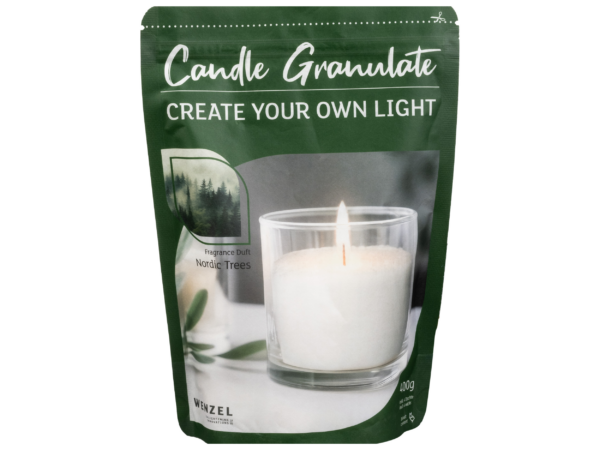 WENZEL Kerzengranulat 400 g Nordic Trees mit 4 Dochten, Kerzengranulat Nordic Trees 400g von WENZEL für DIY Kerzen, WENZEL Duft Kerzengranulat 400 g Nordic Trees zum Kerzen selber machen, Kerzengranulat 400 g Nordic Trees Set inklusive Docht und Halter, Detailaufnahme WENZEL Kerzengranulat Nordic Trees Wachsgranulat Struktur, DIY Kerzen im Glas mit WENZEL Kerzengranulat 400 g Nordic Trees, Kerzenzubehör WENZEL Kerzengranulat Nordic Trees 400g
