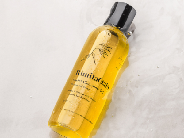 Natürliches Gesichtsreinigungsöl von RimitaOats – leicht schäumende Öltextur ohne Austrocknen