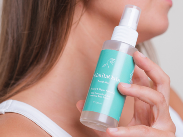 Feuchtigkeitsspendendes Gesichtsspray von RimitaOats – ideal als Toner und über Make-up
