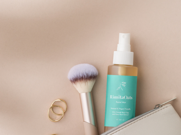 Feuchtigkeitsspendendes Gesichtsspray von RimitaOats – ideal als Toner und über Make-up