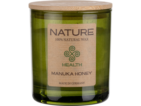 duftkerze im glas manuka honey, duftkerze kaufen, natur duftkerze deutschland, manuka honey duftkerze detail, aroma kerze manuka honey, premium duftkerze, duftkerze glas design, duftkerze wohnraum, aromakerze modern, duftkerze für wohnung, duftkerze wellness zuhause, aromatherapie kerze, NATURE Duftkerze Manuka Honey Natur Duftkerze im Glas aus Raps- und Olivenwachs – CO₂-neutral, rußarm und nachhaltig in Deutschland hergestellt