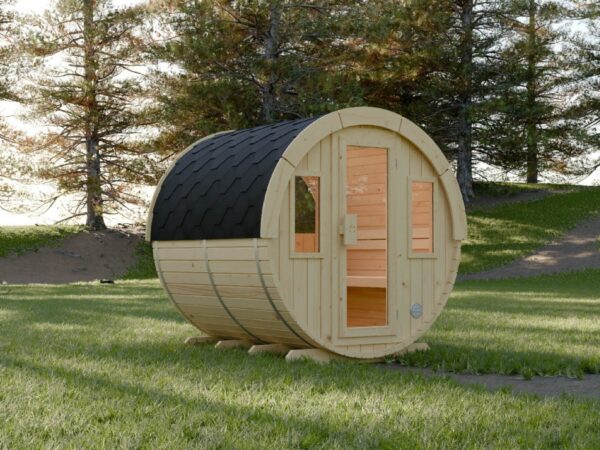 fasssauna chris mit terrasse, premium fasssauna garten, fasssauna kaufen deutschland, fasssauna outdoor massivholz, sauna fass garten, gartensauna fasssauna premium, fasssauna mit terrasse, outdoor sauna terrasse, fasssauna wellnessbereich, fasssauna innenraum holz, sauna fass innen, hochwertige fasssauna verarbeitung, fasssauna massivholz detail, premium fasssauna material, outdoor sauna holz