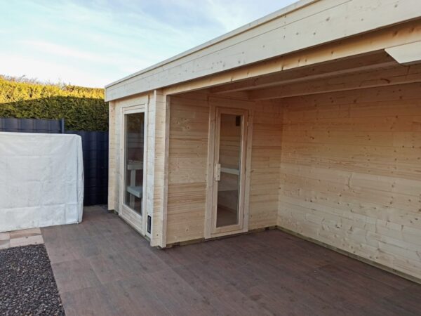 premium gartensauna sandra 5823, outdoor sauna garten, gartensauna kaufen deutschland, gartensauna outdoor massivholz, sauna außenbereich premium, gartensauna modern, sauna innenraum massivholz, gartensauna wellness innen, hochwertige sauna holz, gartensauna massivholz detail, hochwertige gartensauna verarbeitung, premium sauna material