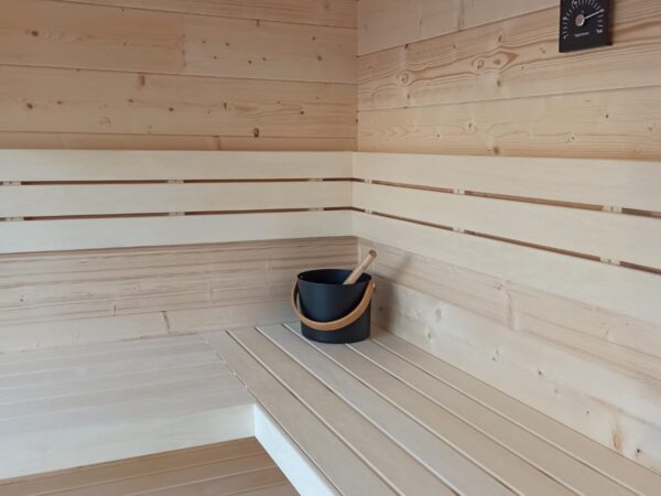 premium gartensauna sandra 5823, outdoor sauna garten, gartensauna kaufen deutschland, gartensauna outdoor massivholz, sauna außenbereich premium, gartensauna modern, sauna innenraum massivholz, gartensauna wellness innen, hochwertige sauna holz, gartensauna massivholz detail, hochwertige gartensauna verarbeitung, premium sauna material