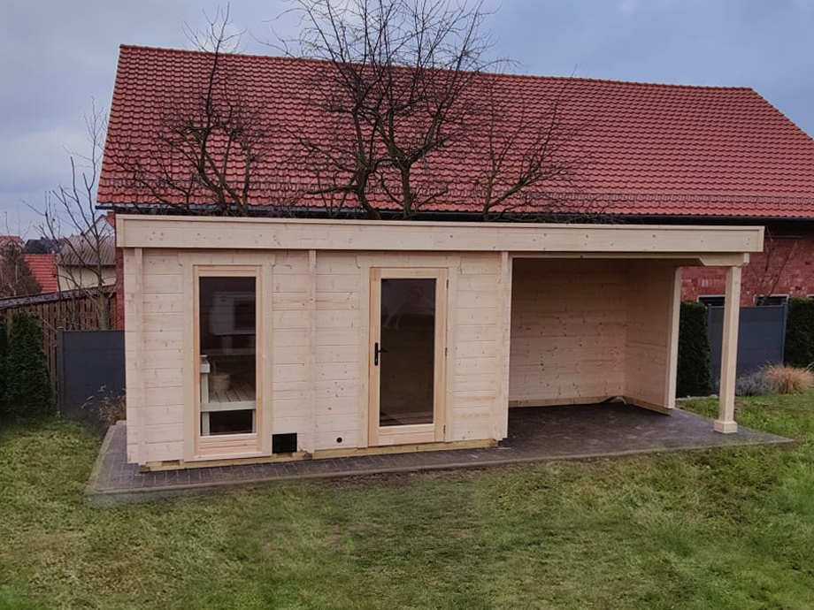 premium gartensauna sandra 6723, outdoor sauna garten, gartensauna kaufen deutschland,gartensauna mit glasfront, premium outdoor sauna, sauna außenbereich modern, sauna im eigenen garten, private outdoor sauna, wellness gartensauna zuhause