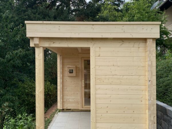 premium gartensauna sandra 5823, outdoor sauna garten, gartensauna kaufen deutschland, gartensauna outdoor massivholz, sauna außenbereich premium, gartensauna modern, sauna innenraum massivholz, gartensauna wellness innen, hochwertige sauna holz, gartensauna massivholz detail, hochwertige gartensauna verarbeitung, premium sauna material
