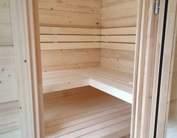 sauna innenraum massivholz, gartensauna wellness innen, hochwertige sauna holz