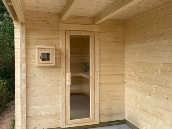 premium gartensauna sandra 5823, outdoor sauna garten, gartensauna kaufen deutschland, gartensauna outdoor massivholz, sauna außenbereich premium, gartensauna modern, sauna innenraum massivholz, gartensauna wellness innen, hochwertige sauna holz, gartensauna massivholz detail, hochwertige gartensauna verarbeitung, premium sauna material