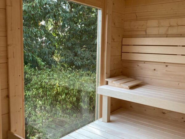 premium gartensauna sandra 5823, outdoor sauna garten, gartensauna kaufen deutschland, gartensauna outdoor massivholz, sauna außenbereich premium, gartensauna modern, sauna innenraum massivholz, gartensauna wellness innen, hochwertige sauna holz, gartensauna massivholz detail, hochwertige gartensauna verarbeitung, premium sauna material