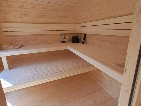 premium gartensauna sandra 3723, outdoor sauna garten, gartensauna kaufen deutschland, gartensauna outdoor massivholz, sauna außenbereich premium, gartensauna modern design, sauna innenraum massivholz, gartensauna wellness innen, hochwertige sauna holz, gartensauna massivholz detail, hochwertige gartensauna verarbeitung, outdoor sauna material