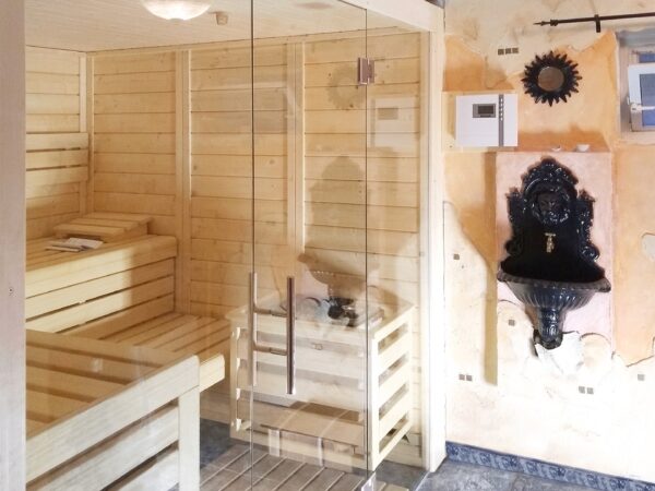 Massivholz Innensauna DANIEL mit großer Glasfront