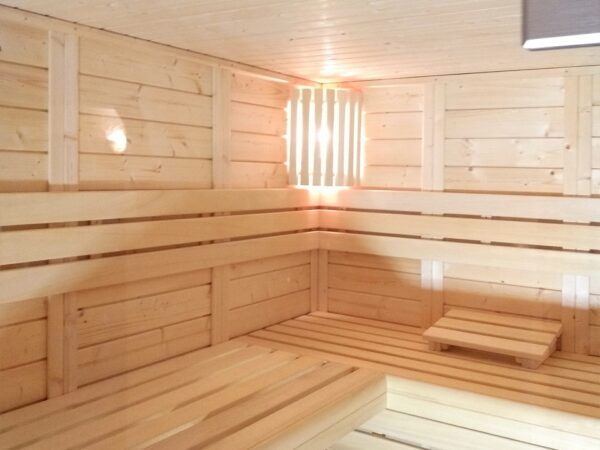 Innenraum der Sauna DANIEL mit Saunabänken aus Holz