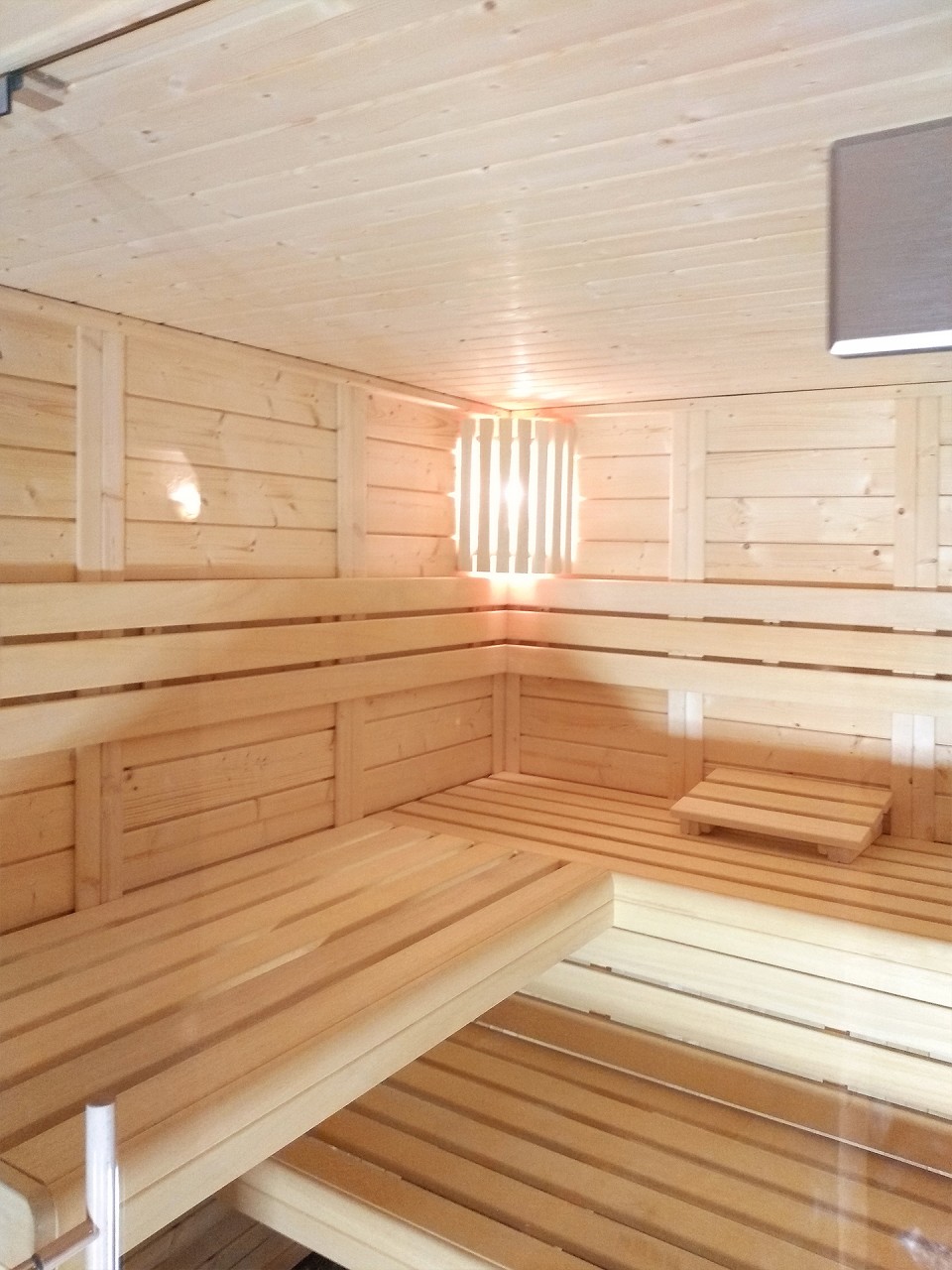 Innenraum der Sauna DANIEL mit Saunabänken aus Holz