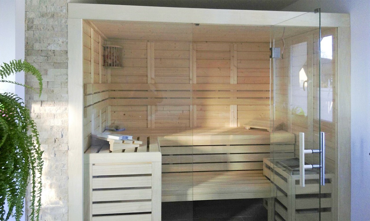 Wellness Sauna DANIEL mit Glasfront im Innenbereich