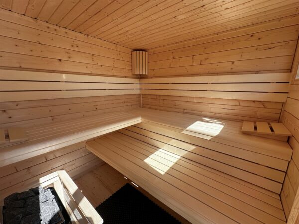 Innenraum der Gartensauna FRANCIS 5-Eck mit Saunabänken