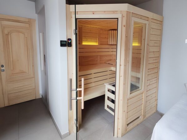 premium innensauna daniel 5 eck, innensauna 5 eck massivholz, heimsauna indoor kaufen, sauna wohnraum design, blockbohlen sauna polarfichte, ergonomische saunaliege innenraum