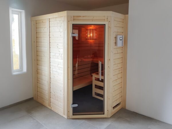 premium innensauna daniel 5 eck, innensauna 5 eck massivholz, heimsauna indoor kaufen, sauna wohnraum design, blockbohlen sauna polarfichte, ergonomische saunaliege innenraum