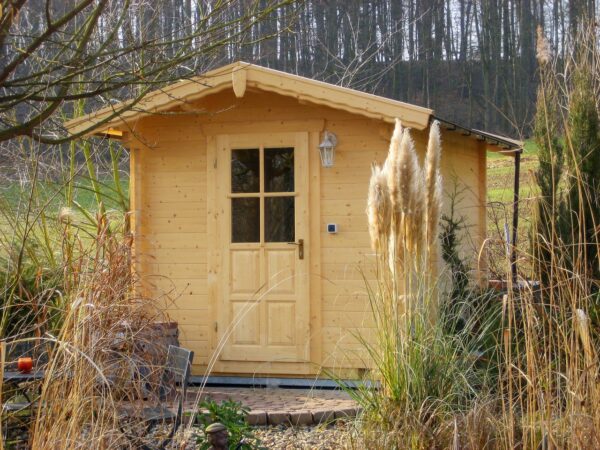 Innenraum der Gartensauna Simone mit Saunabänken aus Holz