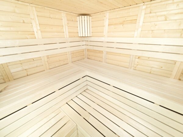 premium innensauna daniel massivholz, innensauna kaufen deutschland, blockbohlen sauna 45 mm, heimsauna polarfichte innenraum, sauna mit glastür innenbereich, massivholz sauna wohnraum