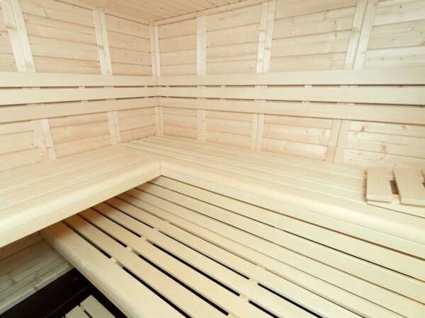 premium innensauna daniel 5 eck, innensauna 5 eck massivholz, heimsauna indoor kaufen, sauna wohnraum design, blockbohlen sauna polarfichte, ergonomische saunaliege innenraum