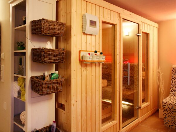 premium innensauna classic, massivholz sauna für zuhause, indoor sauna kaufen, sauna wohnraum design, classic heimsauna innenraum, sauna glastür ergonomisch