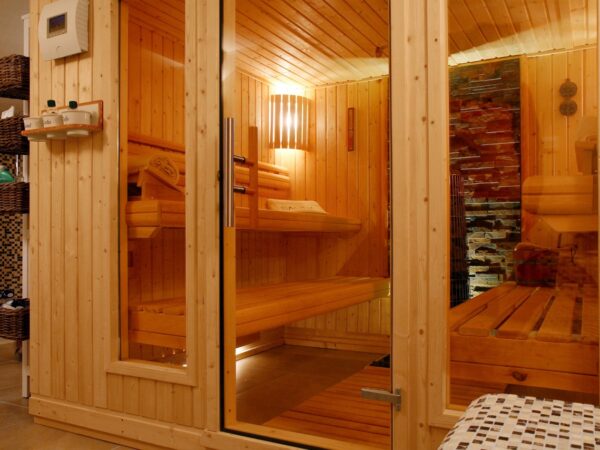 premium innensauna classic, massivholz sauna für zuhause, indoor sauna kaufen, sauna wohnraum design, classic heimsauna innenraum, sauna glastür ergonomisch
