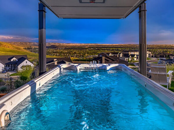 Hydropool Swim Spa AquaTrainer 19EX Außenansicht mit Dach