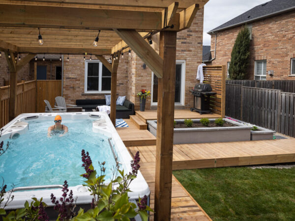 Aqua Trainer 14AX SwimSpa im Garten