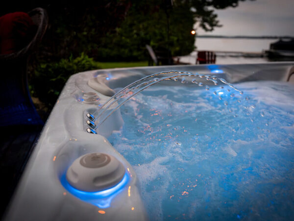 selbstreinigender Whirlpool abends beleuchtet Outdoor