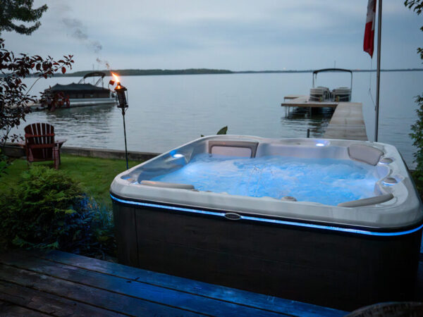 Signature 579 Whirlpool mit selbstreinigung am See