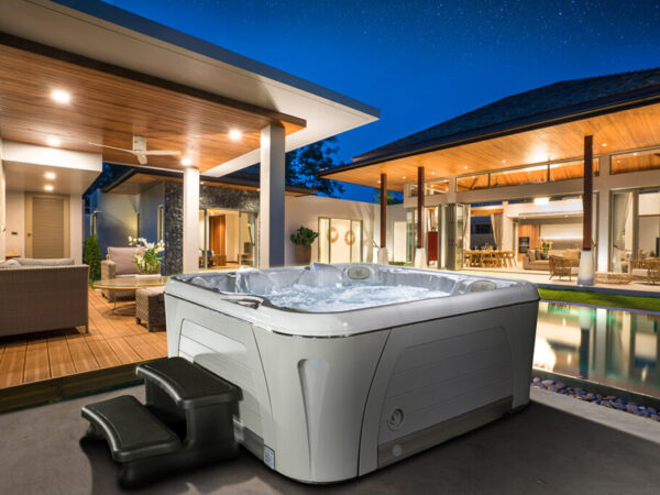 Hydropool Serenity 5900 Whirlpool im Garten