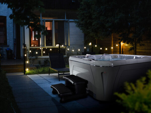Whirlpool abends im Garten - Serenity 5900 von Hydropool