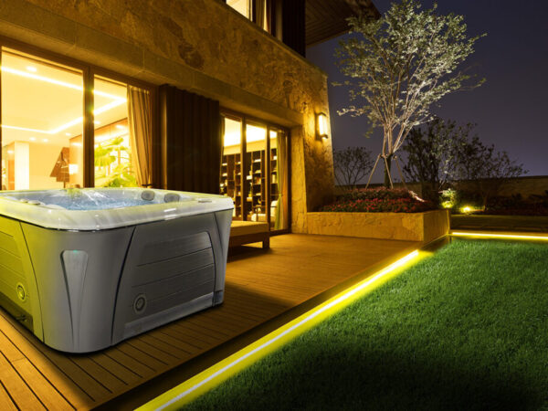 Whirlpool Serenity 4300 von Hydropools Abends im Garten beleuchtet