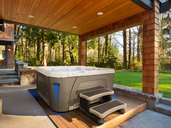 Serenity 6600 Whirlpool von Hydropool im modernen Garten
