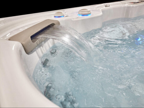 Hydropool Swim Spa Wasserfall Entspannung im Garten