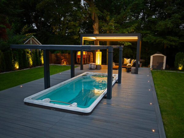 Hydropool Swim Spa AquaTrainer 19EX Außenansicht moderner Garten abends