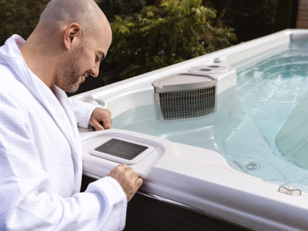 Einstellung an Steuereinheit von SwimSpa Aqua Trainer 14AX