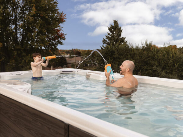 Familie im SwimSpa von Hydropool Aqua Trainer 14AX