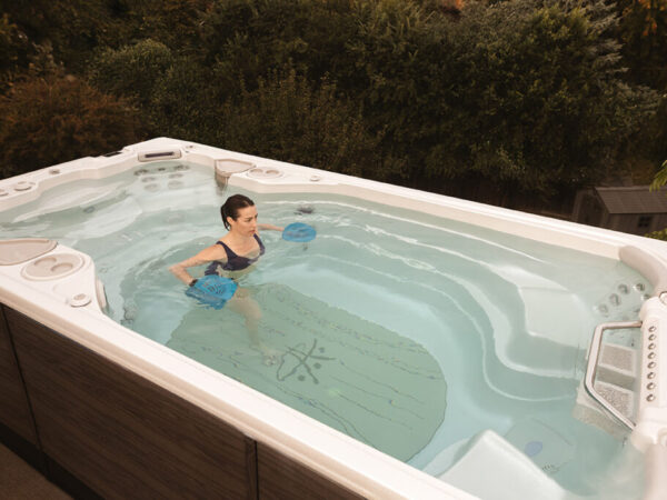 Training im SwimSpa Aqua Trainer 14AX von Hydropool