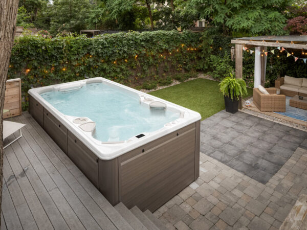 Hydropool Swim Spa AquaSport 14AX Gesamtansicht Garten