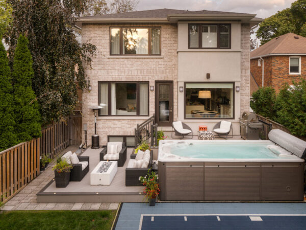 Hydropool Swim Spa AquaTrainer 16EX Außenansicht im Garten - Luxus Pool