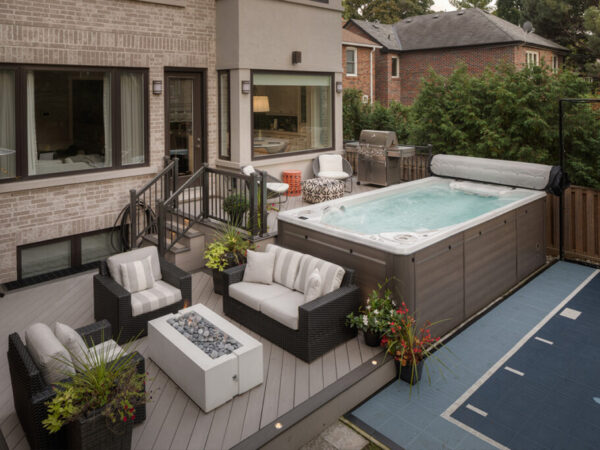 Hydropool Swim Spa AquaTrainer 16EX Außenansicht modern Garten