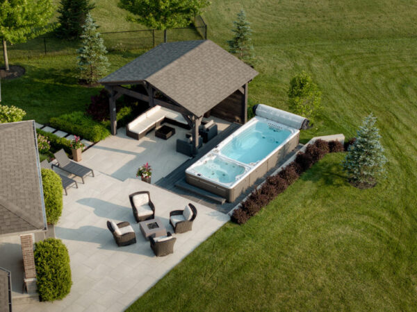 Hydropool Swim Spa AquaTrainer 19DTAX Ansicht von oben in modernen Garten