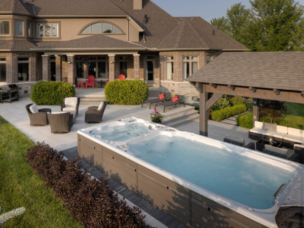 Hydropool Swim Spa AquaTrainer 19DTAX Außenansicht modern Garten