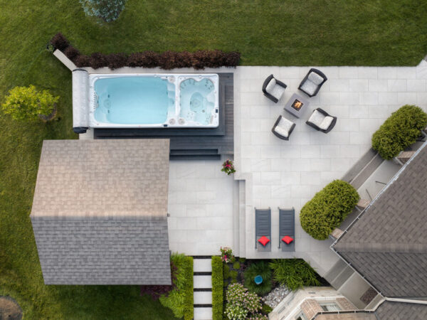 Hydropool Swim Spa AquaTrainer 19DTAX Ansicht von oben im Garten