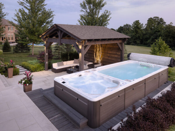 Hydropool Swim Spa AquaTrainer 19DTAX Gartenansicht